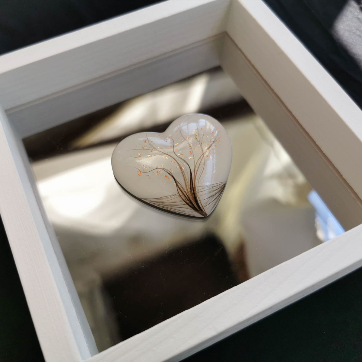 Obiect decorativ Growing Love cu lapte matern și copac din fire de păr, fotografiat oblic în ramă albă