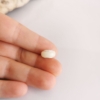 Charm Elegance de 12x5 mm cu lapte matern și orificiu de 4,5 mm, prezentat pe deget