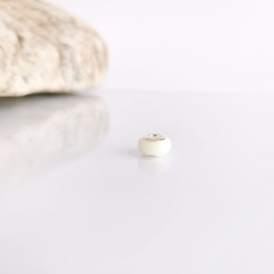 Charm Elegance de 12x5 mm cu lapte matern, fotografiat individual pe fundal alb