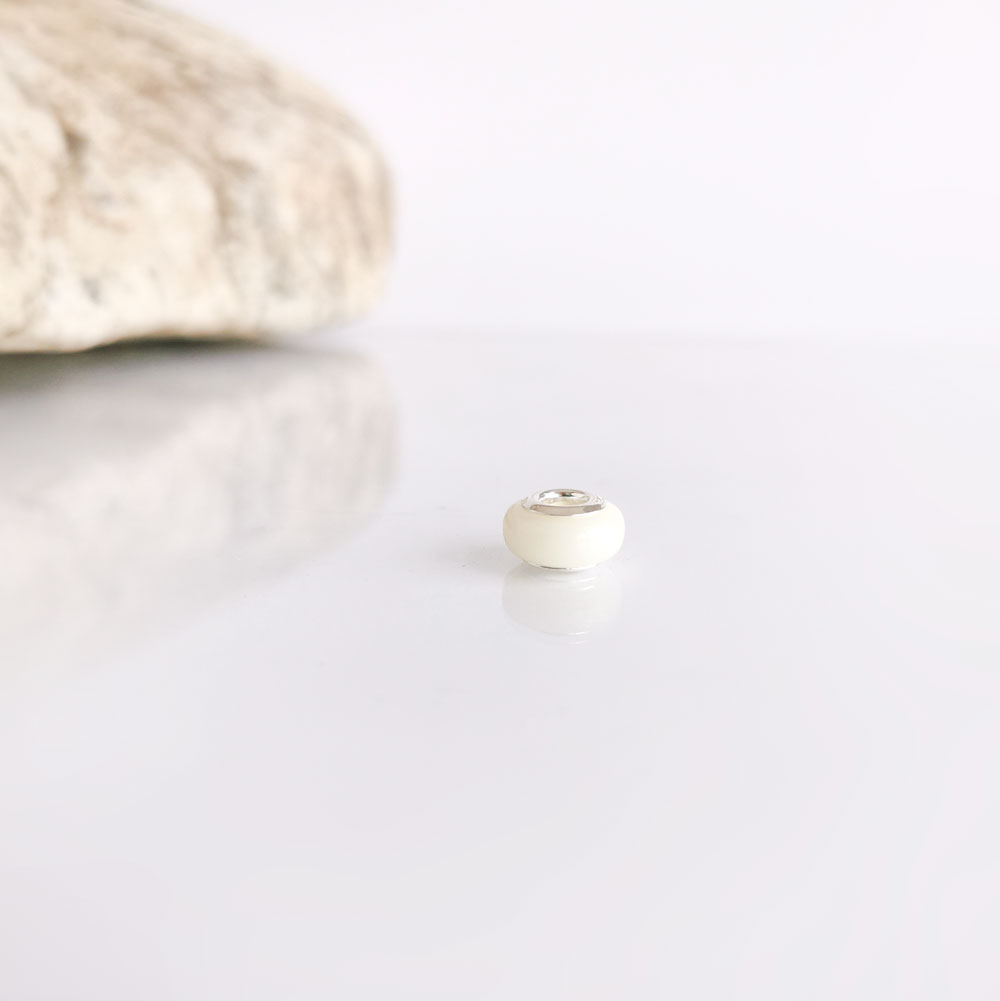 Charm Elegance de 12x5 mm cu lapte matern, fotografiat individual pe fundal alb