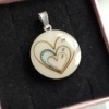 Pandantiv cu lapte matern și fire de păr Triple Heart 20mm