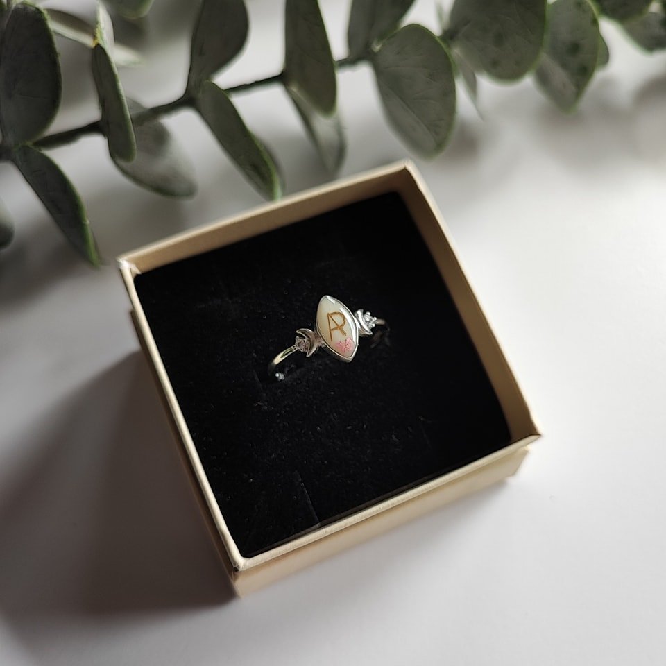 Inel Almond Silver 11×5 mm cu lapte matern și fire de păr, prezentat în cutie