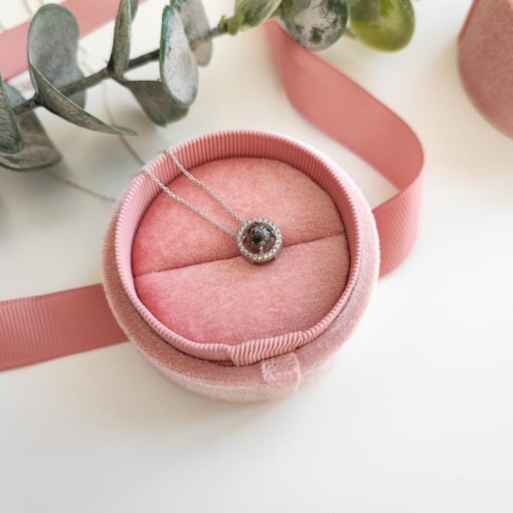 Pandantiv rotund de 6 mm personalizat cu cenușă, prezentat în cutie