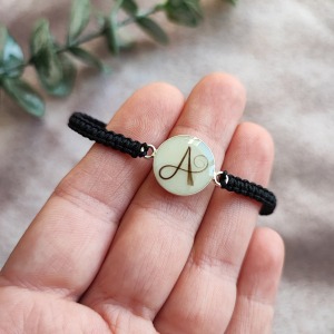 Brățară Letter Silver 14 mm cu lapte matern și inițială din fire de păr