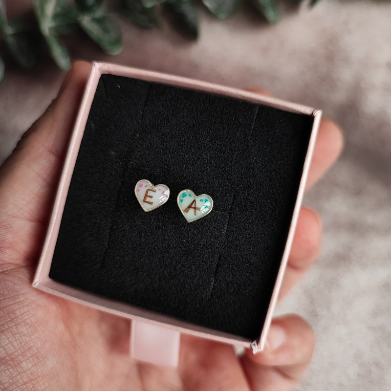 Detaliu cercei lapte matern și păr You're My Heart Letter