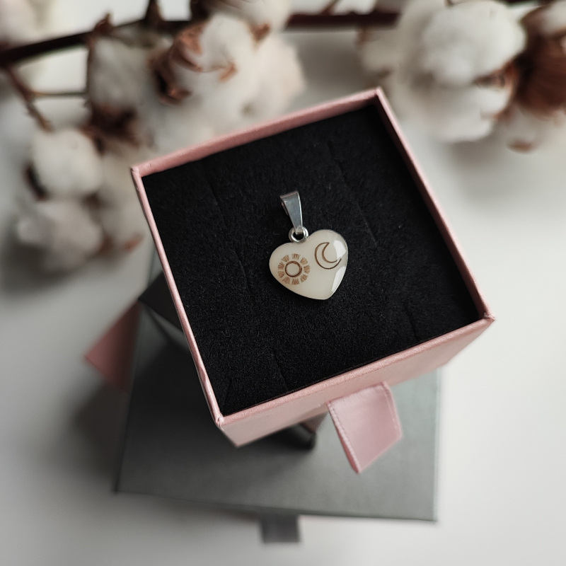 Pandantiv inimă Sun and Moon Silver 14 mm cu lapte matern și simbolurile soarelui și lunii, prezentat în cutie