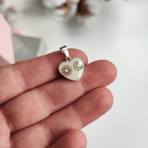 Pandantiv inimă Sun and Moon Silver 14 mm cu lapte matern și simbolurile soarelui și lunii, vedere apropiată