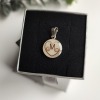 Pandantiv LetterHeart 14 mm cu lapte matern, monograma M din fire de păr și decor argintiu
