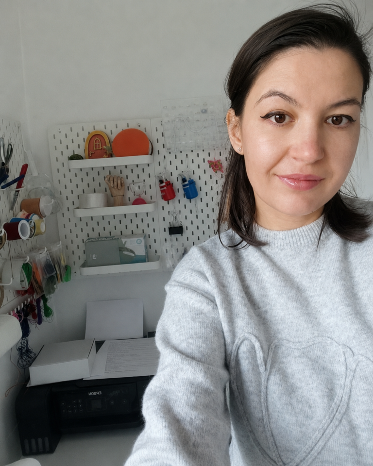 Ildikó, creatoarea Mimo Manufacture, în atelierul său